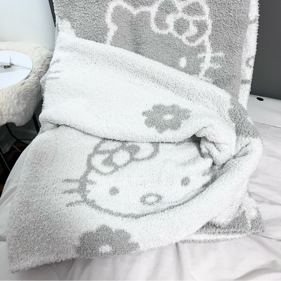 Hello Kitty Grey Blanket - Picture 2 of 4
